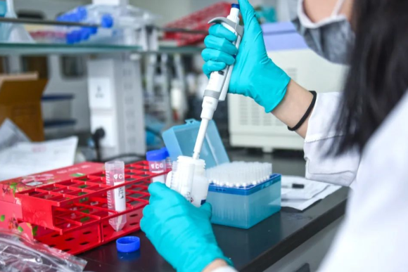 20歲女性產子后，竟要求6名男人來做親子鑒定，事情結局讓人痛心