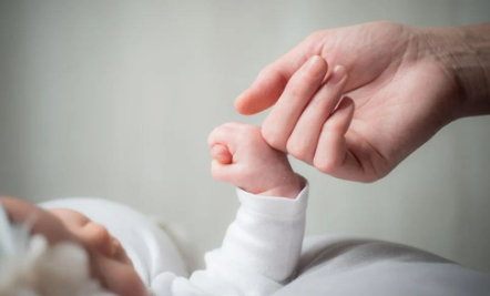 偏信“滴血認(rèn)親”雙方親屬血液相融于清水引鬧劇 DNA親子鑒定才可靠 偏信“滴血認(rèn)親”雙方親屬血液相融于清水引鬧劇 DNA親子鑒定才可靠